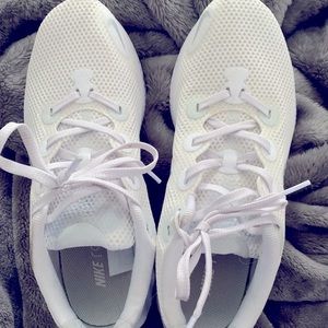 New Nike shoes women’s size 8.5